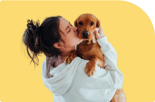 une femme qui fait un bisou à son chien